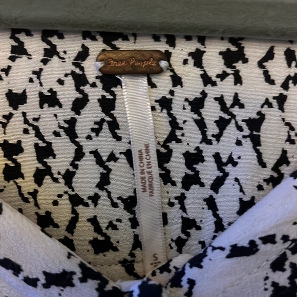 Free People Reptile Skin Patterned Long Sleeve Cropped Blouse Top Button Puff - Picture 5 of 9